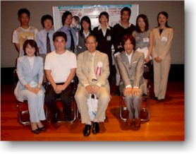 「職業教育の日」シンポジウムにてKABAちゃんらパネラーと記念撮影